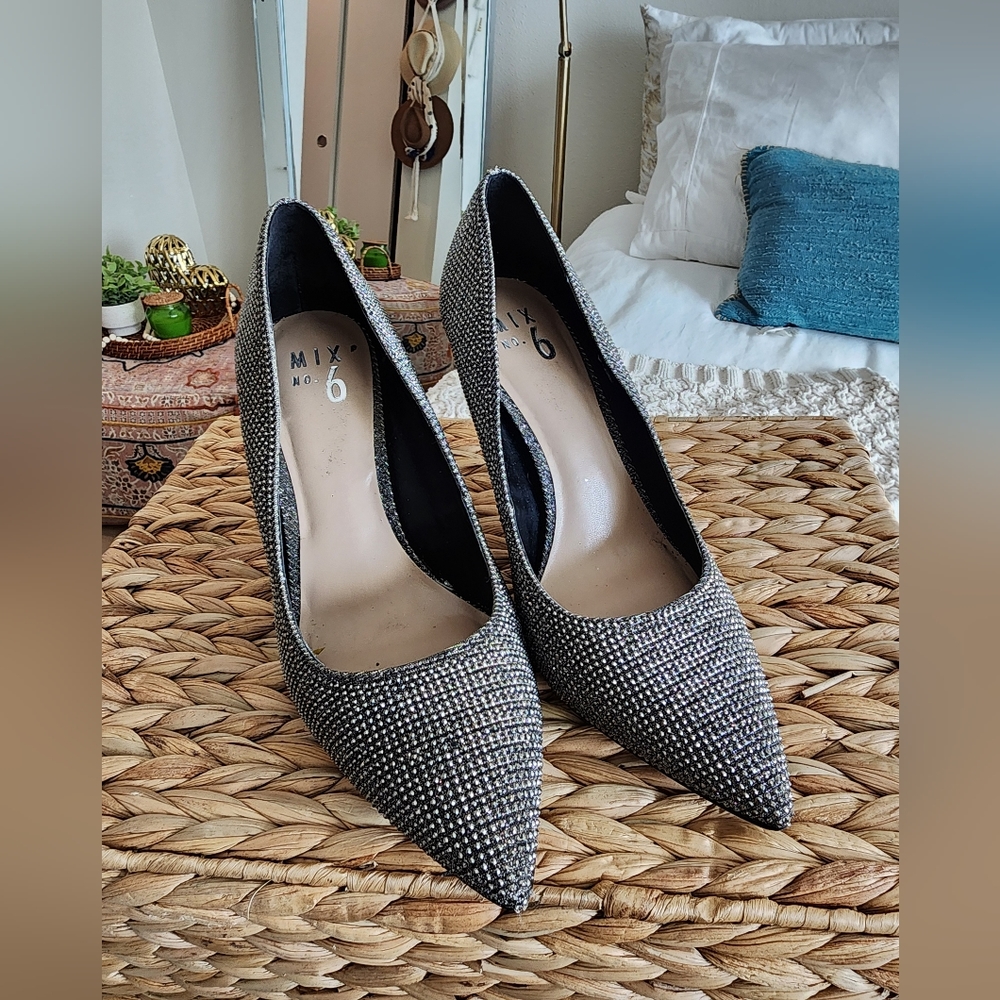 Pointed toe stiletto pumps